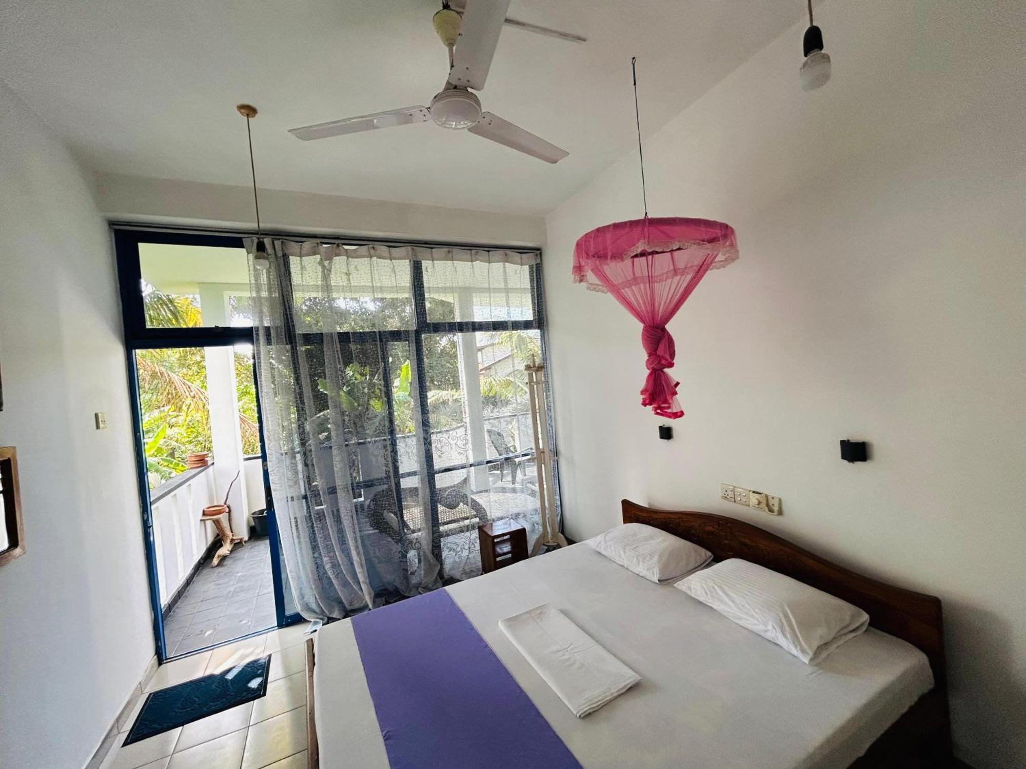 White House & Sea Food Restaurant Hostel ฮิกคาดูวา ภายนอก รูปภาพ