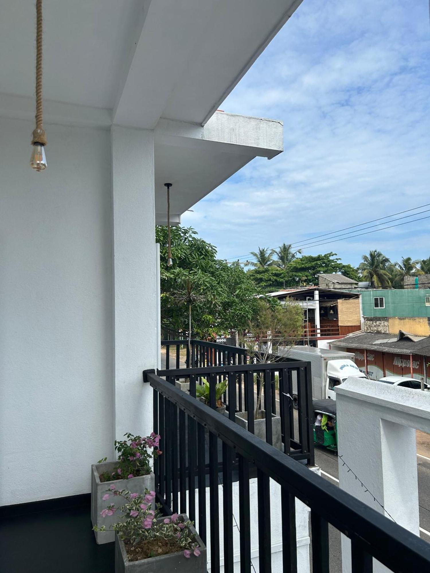 White House & Sea Food Restaurant Hostel ฮิกคาดูวา ภายนอก รูปภาพ